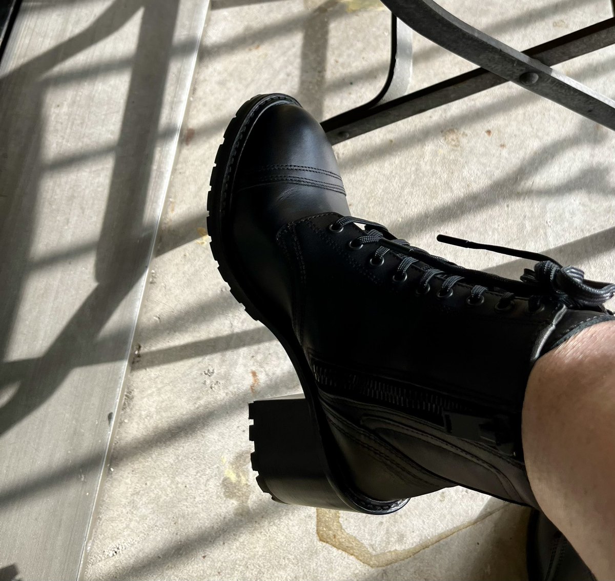 FawnGoodwine's tweet photo. These Thursday boots are made for walking. https://t.co/9v0v0sUmFA