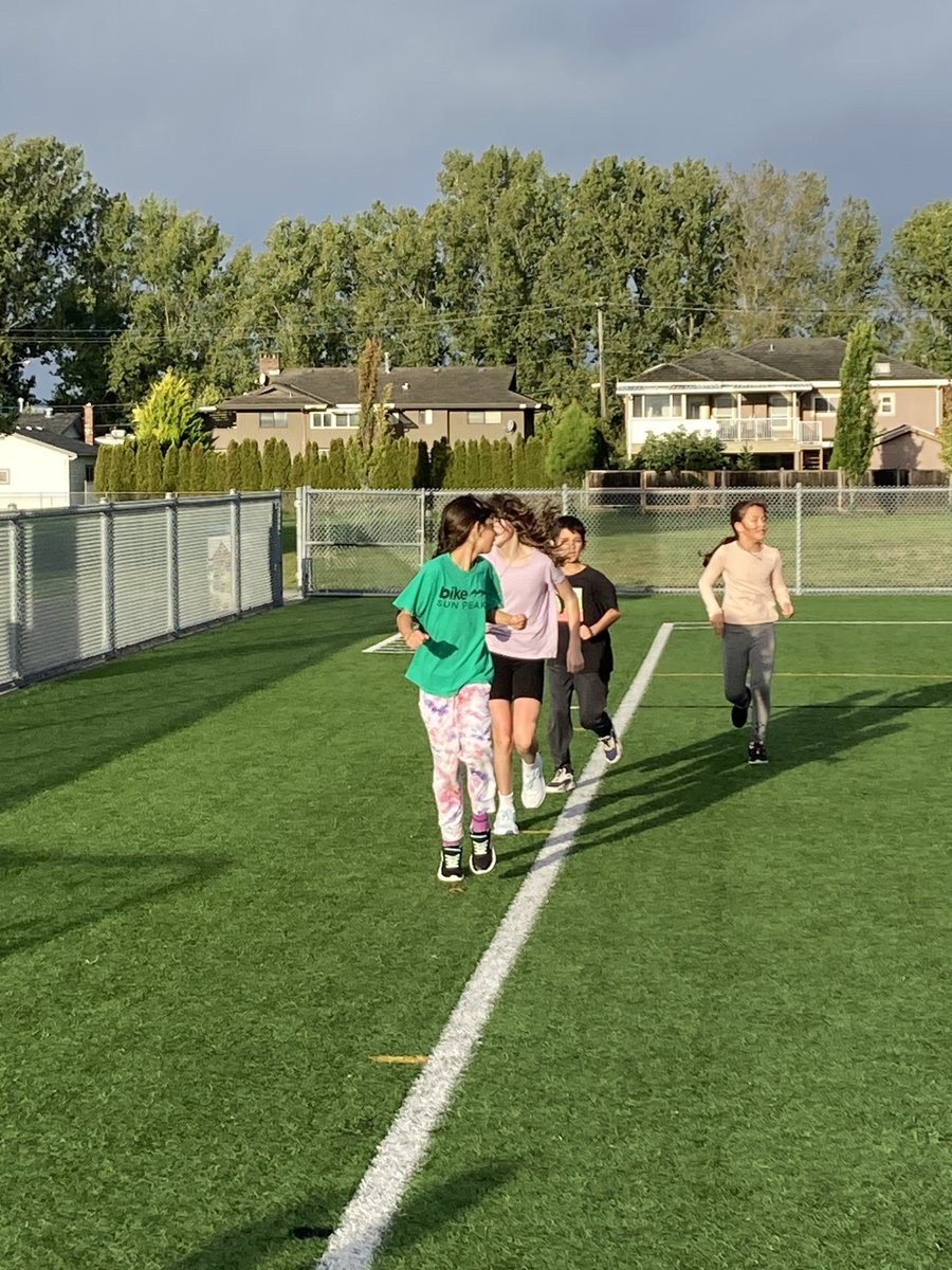HollySchool's tweet photo. Cross Country participants have been out every Tuesday and Thursday in the early morning before school since the early days in September. Looking forward to the upcoming Fall Pumpkin Run Holly is hosting for Ladner schools next week! #welovetorunππ #perseverence @deltasd37 https://t.co/vHBh00ZZAo
