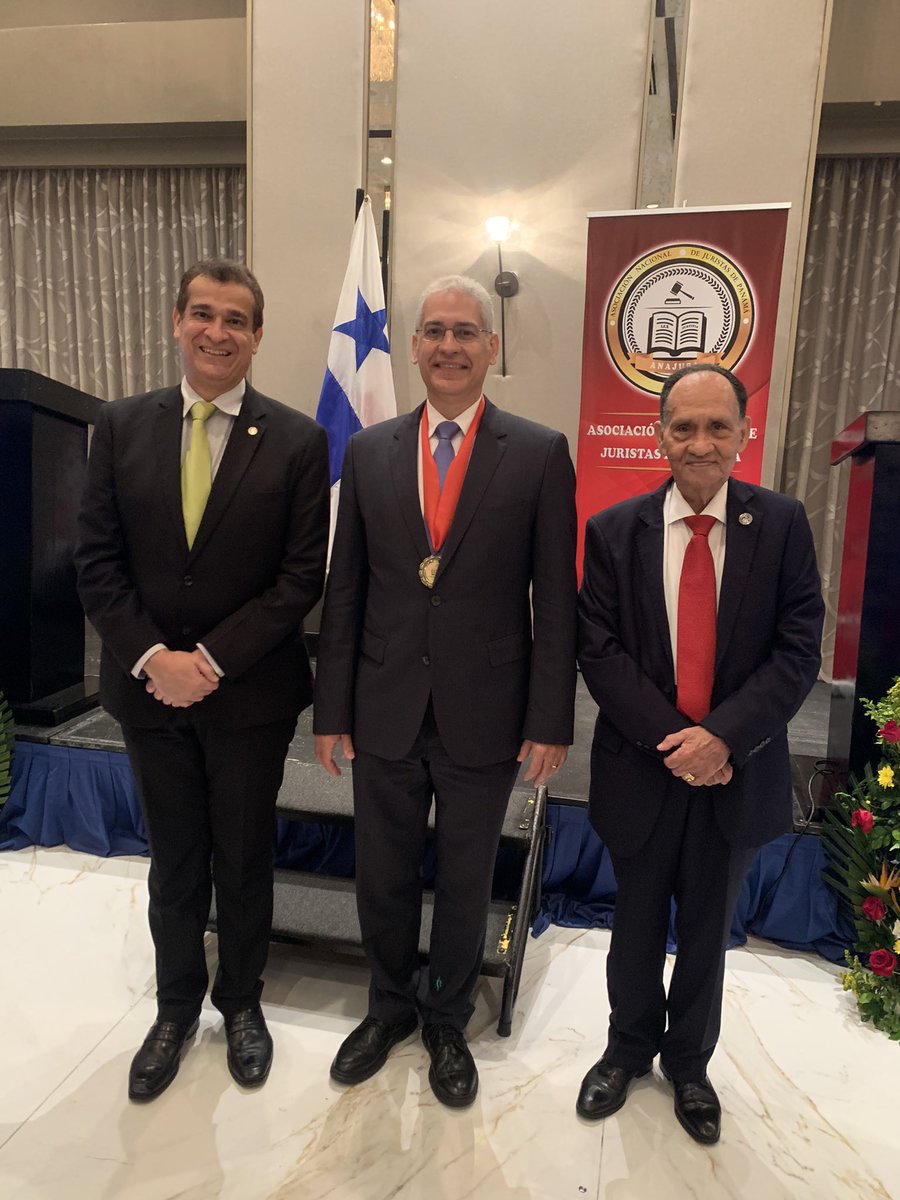 Entrega de Medalla a la Excelencia Académica Orden del Jurista al Dr. Francisco Zambrano Borrero por la Asociación Nacional de Juristas de Panamá, en su 8tavo aniversario, celebrado el 28 de sept., 2023.