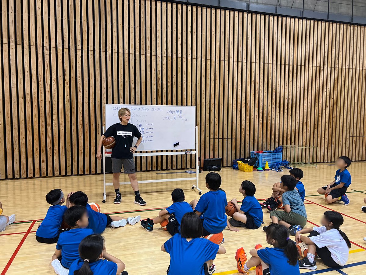 Vickies_Academy's tweet photo. 木曜ミドルクラス⛹️‍♀️（小2〜小6）

第三期スタート！
10月のテーマは「パス&amp;ラン」🔥

たくさん動いてたくさん走る秋に😼🍂
　
#東京羽田ヴィッキーズ 
#ヴィッキーズアカデミー 
#バスケ教室
#大田区総合体育館

🌱生徒募集中
▶️https://t.co/P7czaOxSpm https://t.co/yTK67L70Ez