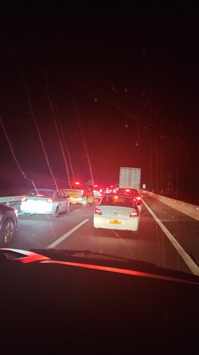 camilocarr11's tweet photo. Tránsito completamente detenido en ruta 68 dor valpo.  @radiocarab @Cooperativa @adnradiochile https://t.co/HeCAPO1HWH