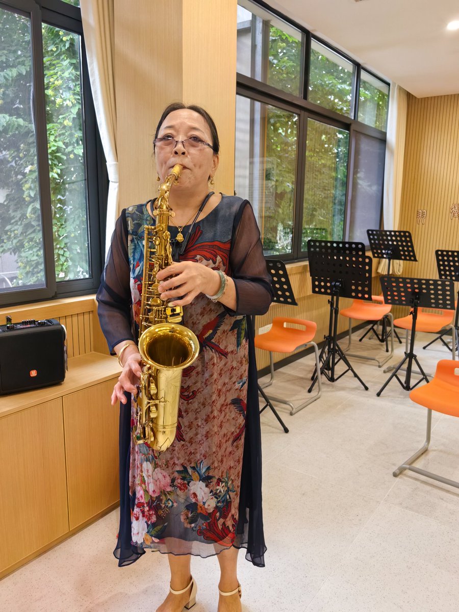 In a residential area in Hangzhou, China, I met a grandmother in her 70s who was playing saxophone. It was so cool. Who can teach me? I also want to learn. https://t.co/tQVRwxFo2b