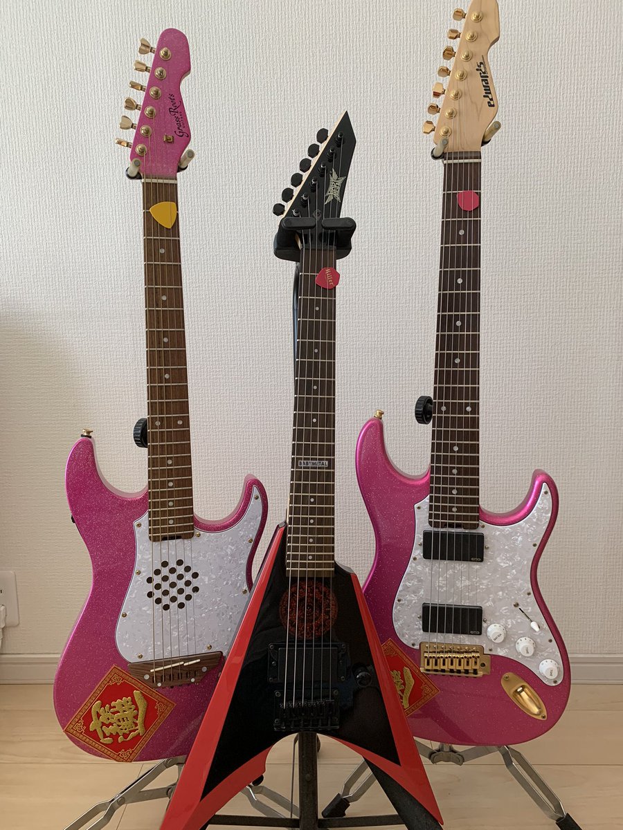 camereon_jun's tweet photo. むっふっふ❤️
見てるだけで酒が飲める🎸
#BABYMETAL 
#大村孝佳
#MINIARROW https://t.co/vbmdczIjGn