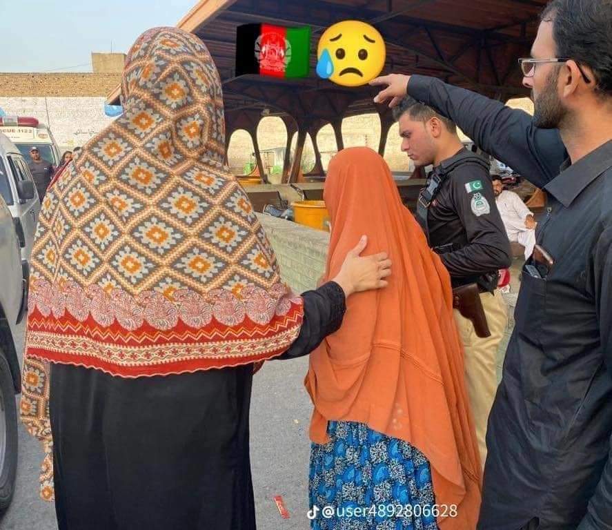 HajiAyoubSh's tweet photo. وطن پۀ خلاصو سترګو وينم
د بې وسۍ زور مې رګونه پرې کوينه
#چمن_اولسي_پاڅون https://t.co/odgvn1K3YM