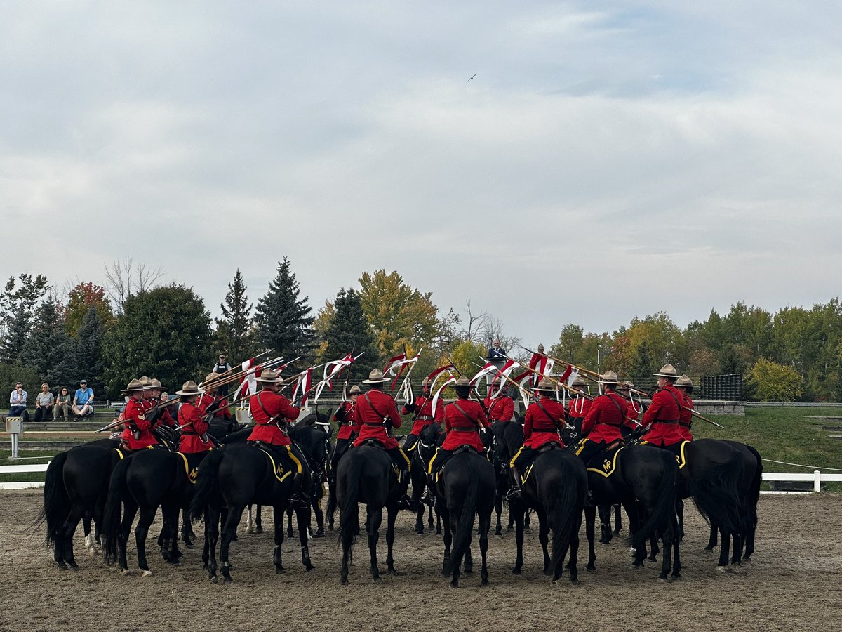 Veteran4Freedom's tweet photo. Imagine Canada’s national police force, the #RCMP, who is only proficient at entertaining Canadians not protecting us.
#LessOttawa
https://t.co/tImiDhZHMz