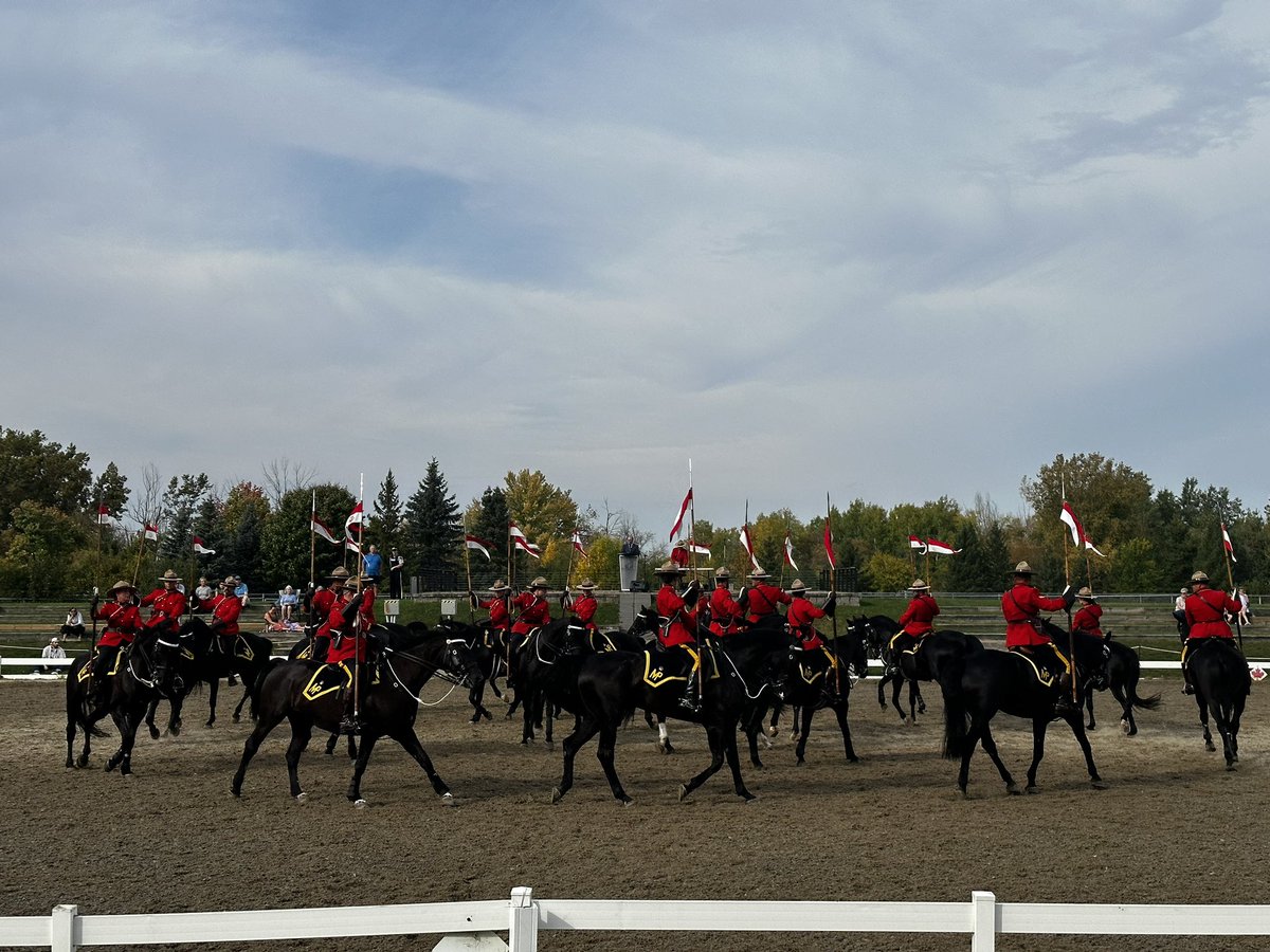 Veteran4Freedom's tweet photo. Imagine Canada’s national police force, the #RCMP, who is only proficient at entertaining Canadians not protecting us.
#LessOttawa
https://t.co/tImiDhZHMz