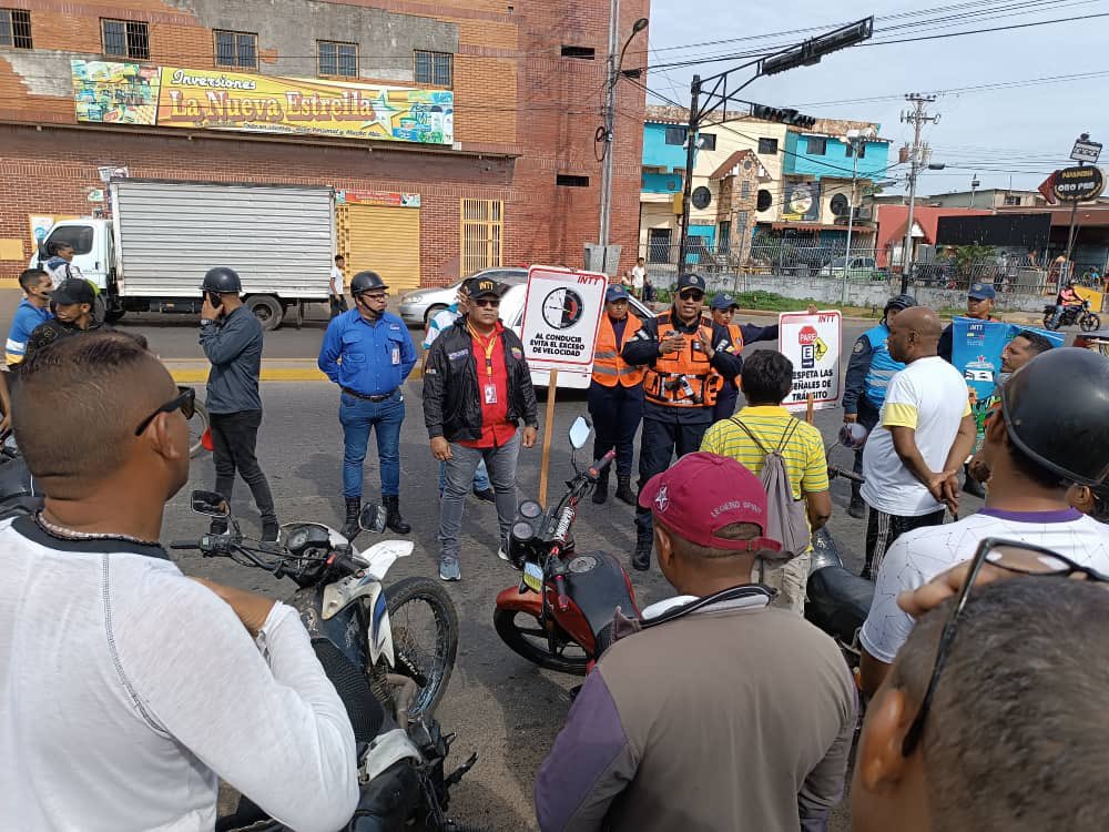SanFernandoINTT's tweet photo. #05Oct |Funcionarios @SanFernandoINTT @RedipLosLlanos realizaron gran operativo en la ciudad de San Fernando como parte del Día internacional de la Educación y Seguridad vial, donde se les realizó revisión de porte de documentos correspondientes y métodos de seguridad. https://t.co/ikcmHSCIYA