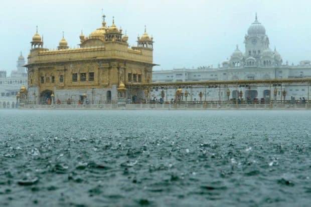 When problems come into your life like nonstop rain…🍃 just remember that Guru Sahib will always be your umbrella☘️🙏