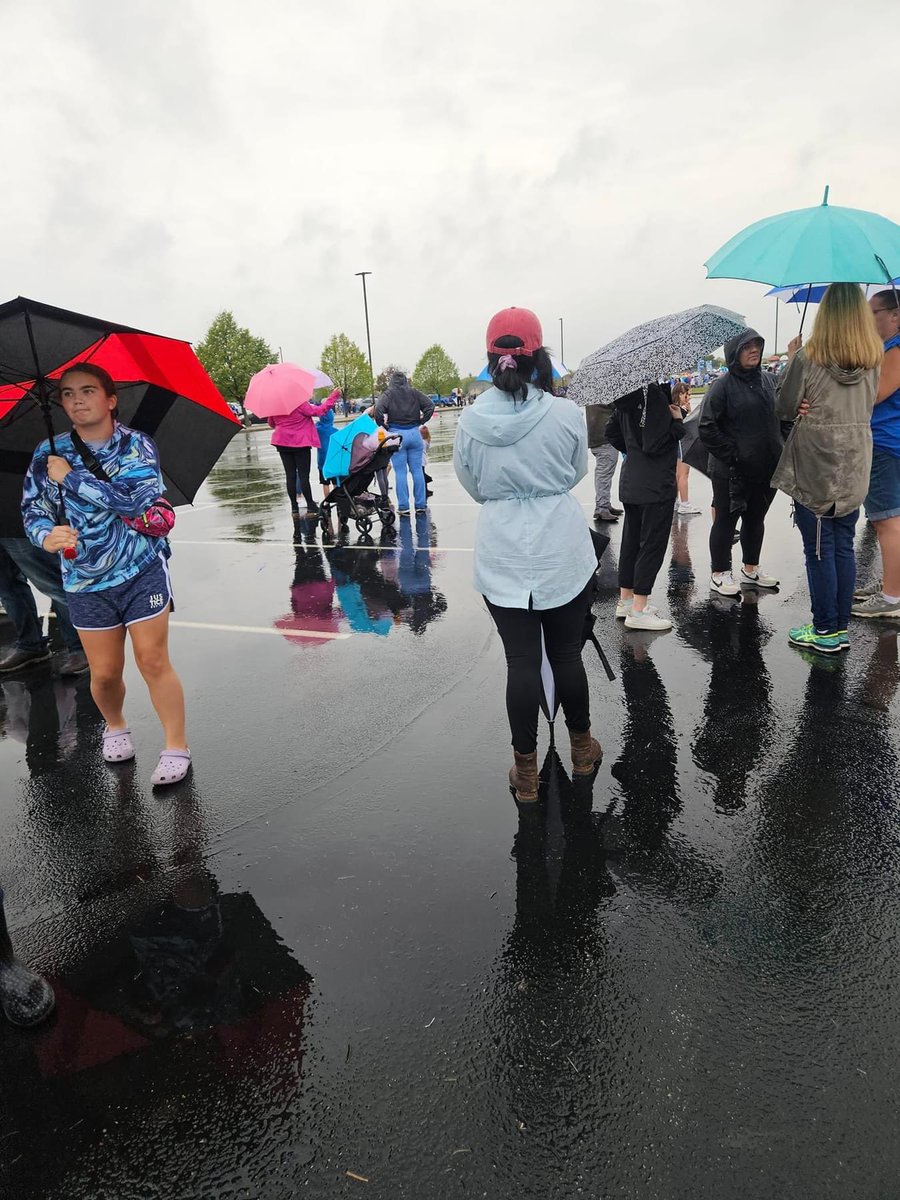 S_Oakes20's tweet photo. Thankful to all of the families and staff that faced the rain to show our @Hamilton_BPE pride at @Hamilton_CSD’s Homecoming Parade! The “SpongeBobcats” showed up! #BPOnTheMove https://t.co/rEE52yomPi