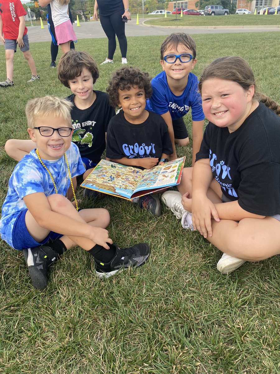 MrsEGrade3's tweet photo. Our Blue Devil Fun Run was a huge success 👟 Paired with a buddy class puzzle piece activity…even better! #readingelem #bluedevilpride https://t.co/QtmETbKsw0