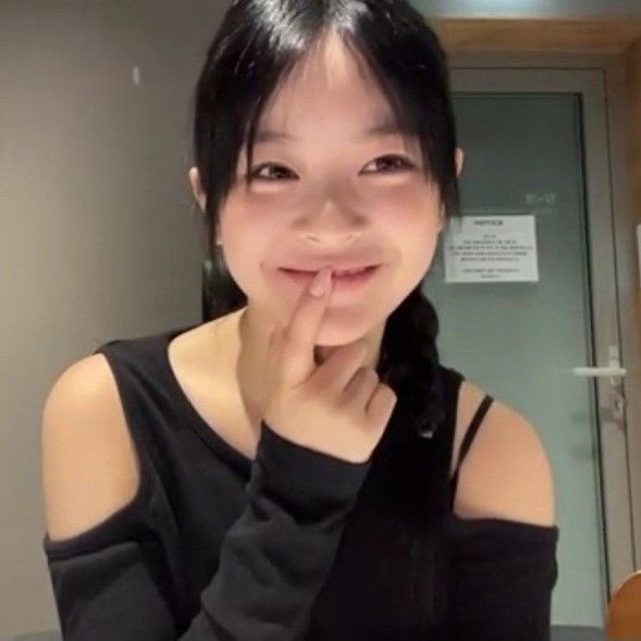 hanniparm's tweet photo. @Soobmin hehehe auto full senyum deh.. makasih ucapannya kakak sayang! >__< aku tunggu kadonya di kkt yah (nervously) 💐 https://t.co/l0CpshpMXp