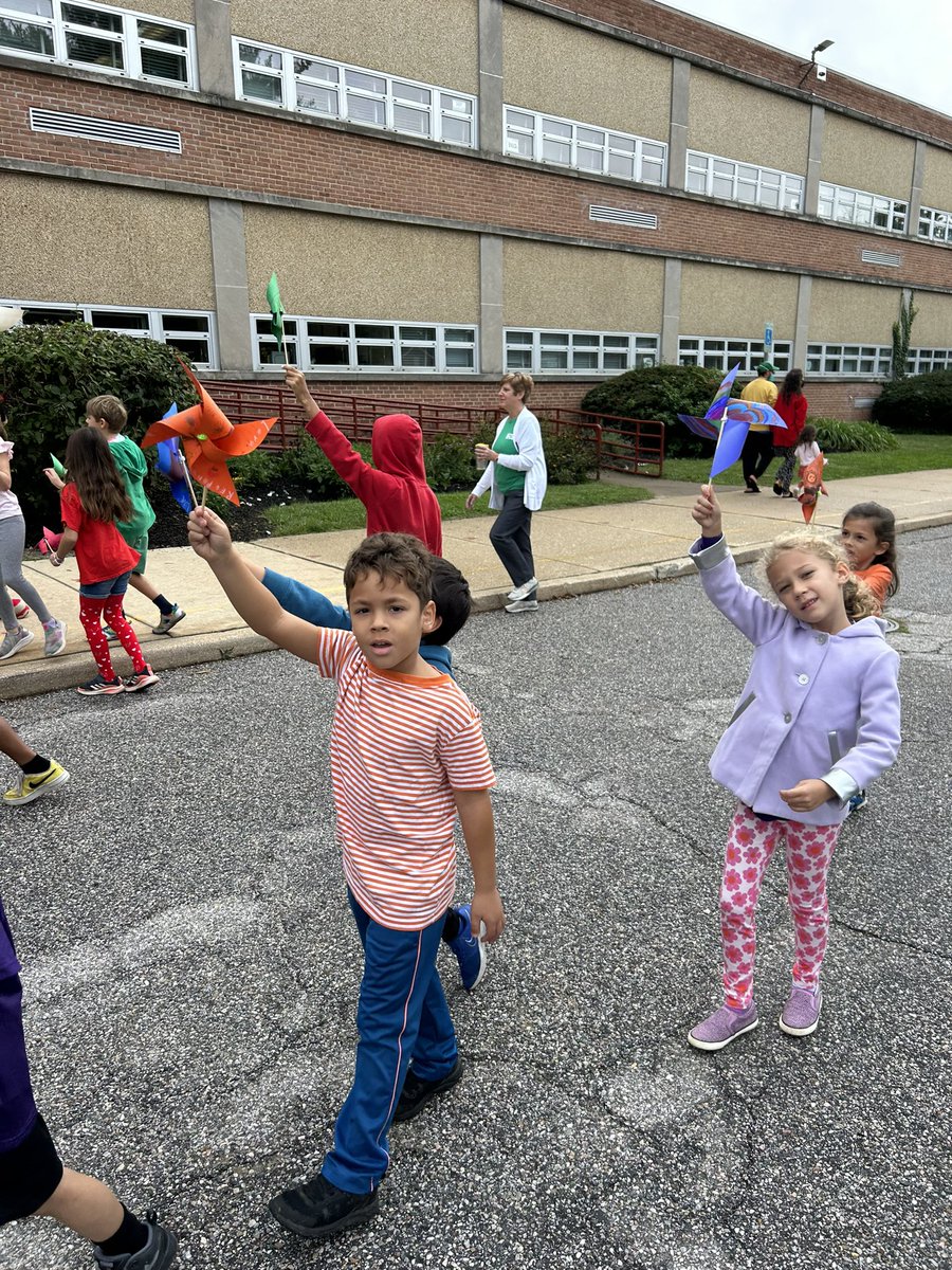 DelgattiJaclyn's tweet photo. More first graders enjoying Pinwheels for Peace! ✌️ #rfes #pinwheelsforpeace #peprally @mrowlandRFES https://t.co/ECq6jgipK5