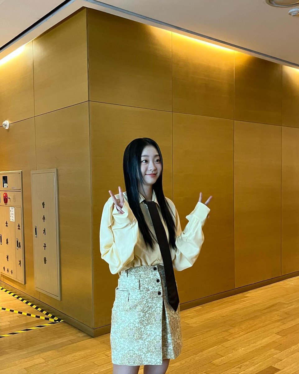 kimdamifiles's tweet photo. our fashion girl https://t.co/C3aIWlm7jb
