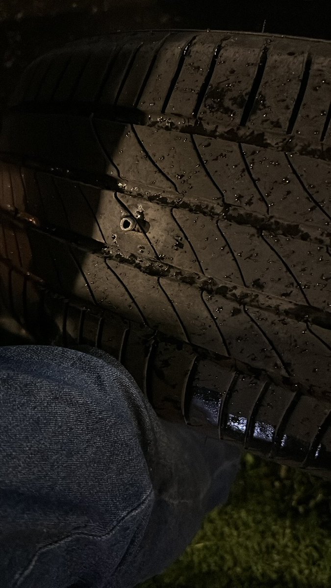 oscruiz90's tweet photo. Pincha llantas Av boyaca entre la mutis y la 53, hoy jueves 5 Octubre 8 pm frente a la Petrobras sentido norte sur, mágicamente apenas me estacione salió un señor preguntando “ usted solicito el servicio para despinchar”😡, cambie la llanta y lo lleve a otro lugar que yo conocía https://t.co/qkVVsalm17