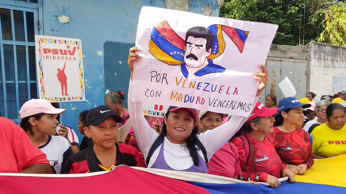 PsuvIribarrenVe's tweet photo. La Parroquia Juares una vez más asume su rol protagónico en la #MarchaPopular en apoyo al Presidente @NicolasMaduro y en defensa del Esequibo.
Continuamos en Batalla ¡Venceremos!
#ConMaduroMásPueblo #DefendamosLoNuestro https://t.co/rDPIKkqgE7