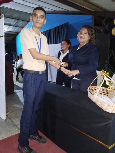 Gracias Dios por permitirme culminar una etapa más en mi vida gracias a mis Padres, Familiares, Amigos y Profesores que siempre estuvieron apoyando en todo momento ahora sí puedo decir soy Bachiller de la República Bolivariana de Venezuela.