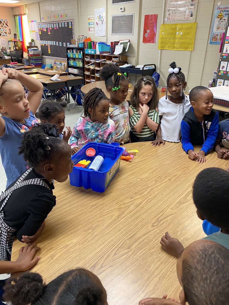 malviajacobs's tweet photo. Our Kinders are excited about our sink or float experiment.@LVESCHOOL https://t.co/x1pfoBkjLR