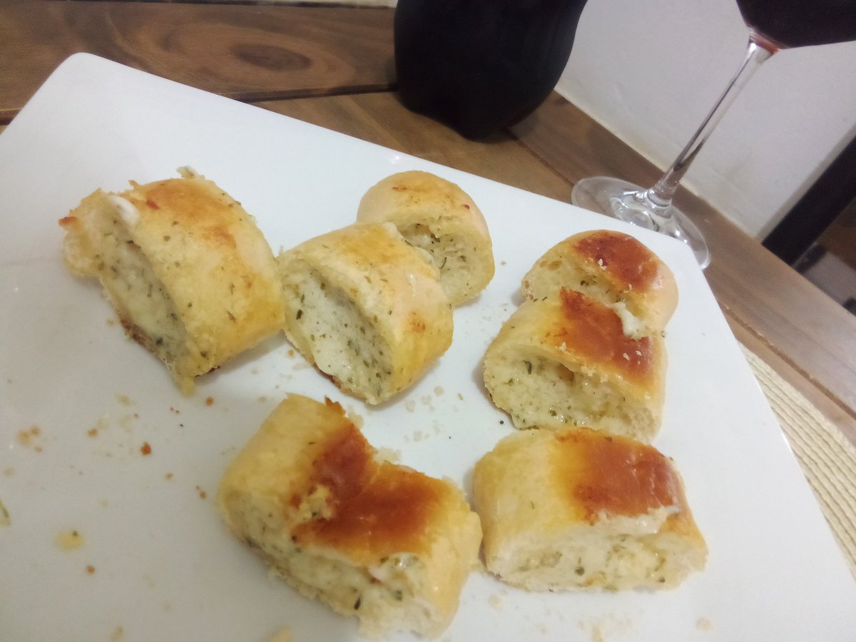 Era re anti congelados pero... el pan de ajo relleno de queso de crufi es un viaje de ida 🤤🫡