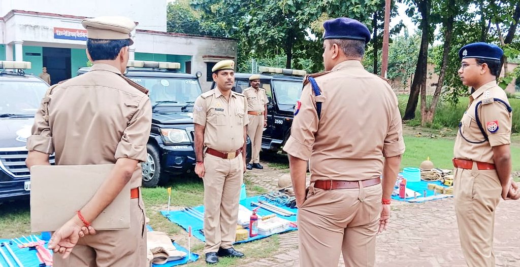 maharajganjpol's tweet image. #MaharajganjPolice
पुलिस अधीक्षक महराजगंज द्वारा शुक्रवार परेड के निरीक्षणोपरांत, परिवहन शाखा, UP 112 पीआरवी वाहनों का निरीक्षण किया गया, वाहनों के मेंटिनेंस, रिस्पांस टाइम आदि के संबंध में आवश्यक निर्देश दिये गए।
#UPPolice 
#UP112