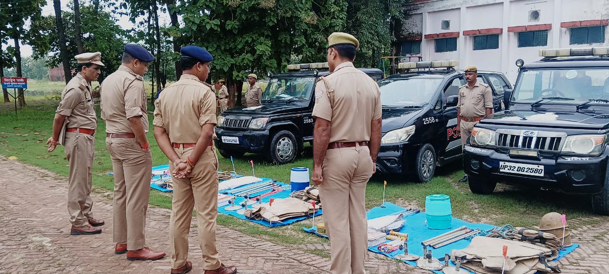 maharajganjpol's tweet image. #MaharajganjPolice
पुलिस अधीक्षक महराजगंज द्वारा शुक्रवार परेड के निरीक्षणोपरांत, परिवहन शाखा, UP 112 पीआरवी वाहनों का निरीक्षण किया गया, वाहनों के मेंटिनेंस, रिस्पांस टाइम आदि के संबंध में आवश्यक निर्देश दिये गए।
#UPPolice 
#UP112