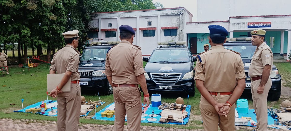 maharajganjpol's tweet image. #MaharajganjPolice
पुलिस अधीक्षक महराजगंज द्वारा शुक्रवार परेड के निरीक्षणोपरांत, परिवहन शाखा, UP 112 पीआरवी वाहनों का निरीक्षण किया गया, वाहनों के मेंटिनेंस, रिस्पांस टाइम आदि के संबंध में आवश्यक निर्देश दिये गए।
#UPPolice 
#UP112