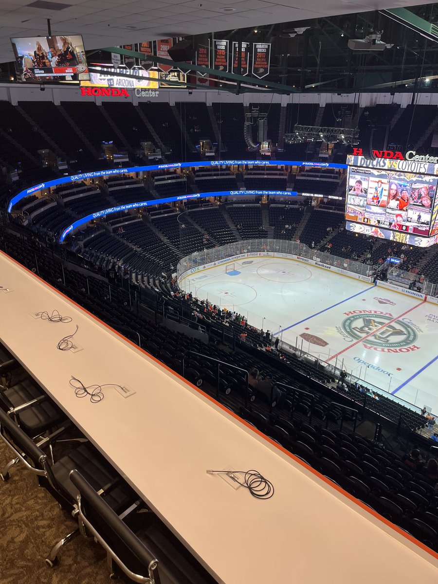 Here at the press box inside the #HondaCenter for the <a href="/AnaheimDucks/">x - Anaheim Ducks</a> pre-season game vs the Coyotes. Got to speak to first year head coach Greg Cronin for about 15mins.
