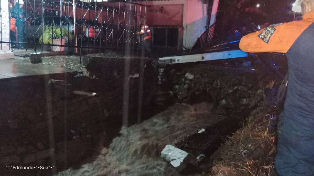 Saludos Mérida...!!!!

En estos momentos desplegamos equipos de la Alcaldía del Municipio Libertador, Protección Civil Municipal y Estadal, para atender afectaciones en el sector Chamita producto de las lluvias.

Continuamos activos Gobernación y Alcaldía desde la comunidad.