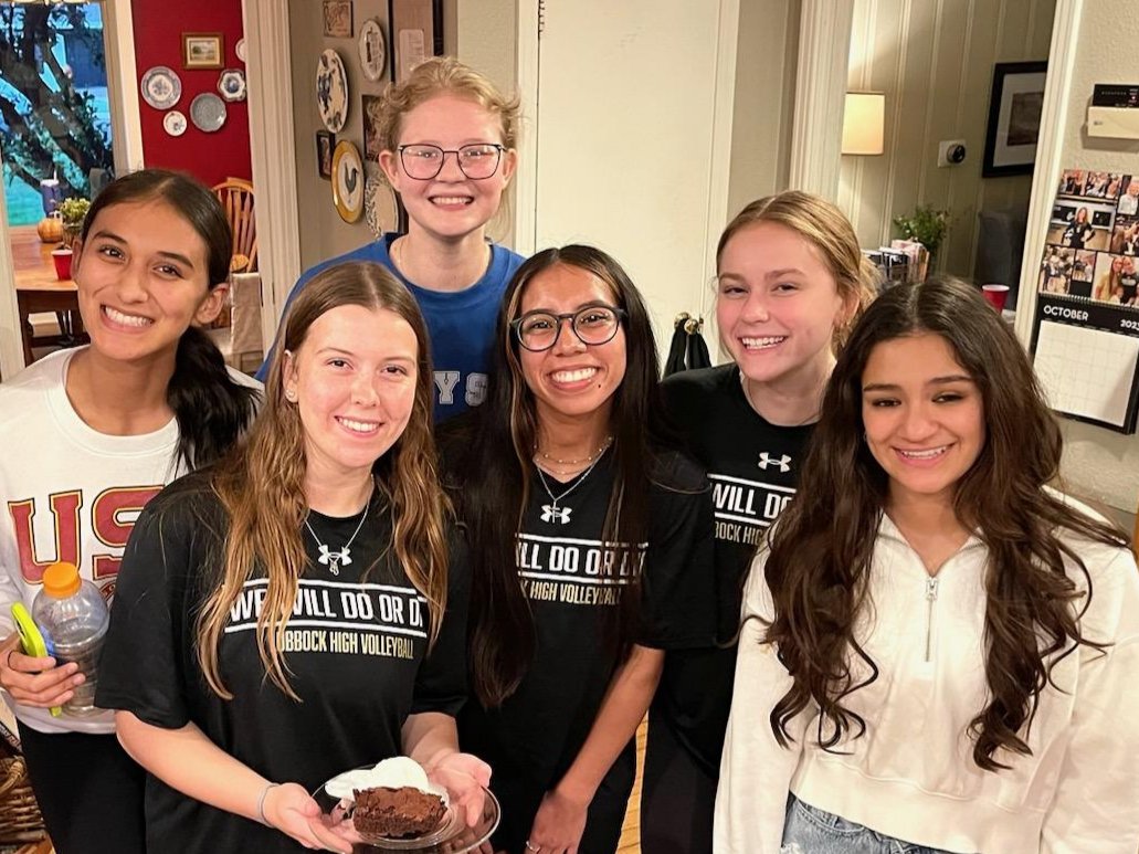 WesternerVB's tweet photo. ❤Team Dinner❤ BIG thanks to the Ihfe family for hosting us!! Team time for the W! Appreciate the words from #CharacterCoach David Fraze! #NextPlay #GRiT #R4TB https://t.co/dLK9Pxrc26