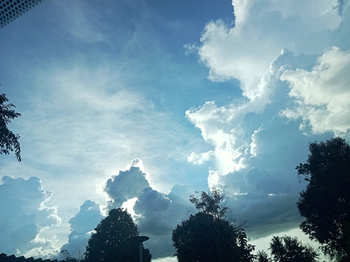 KetDwng's tweet photo. ท้องฟ้าวันนี้สวยเกินนน
#บุรีรัมย์ในเมือง https://t.co/ZnGjk9UIa3