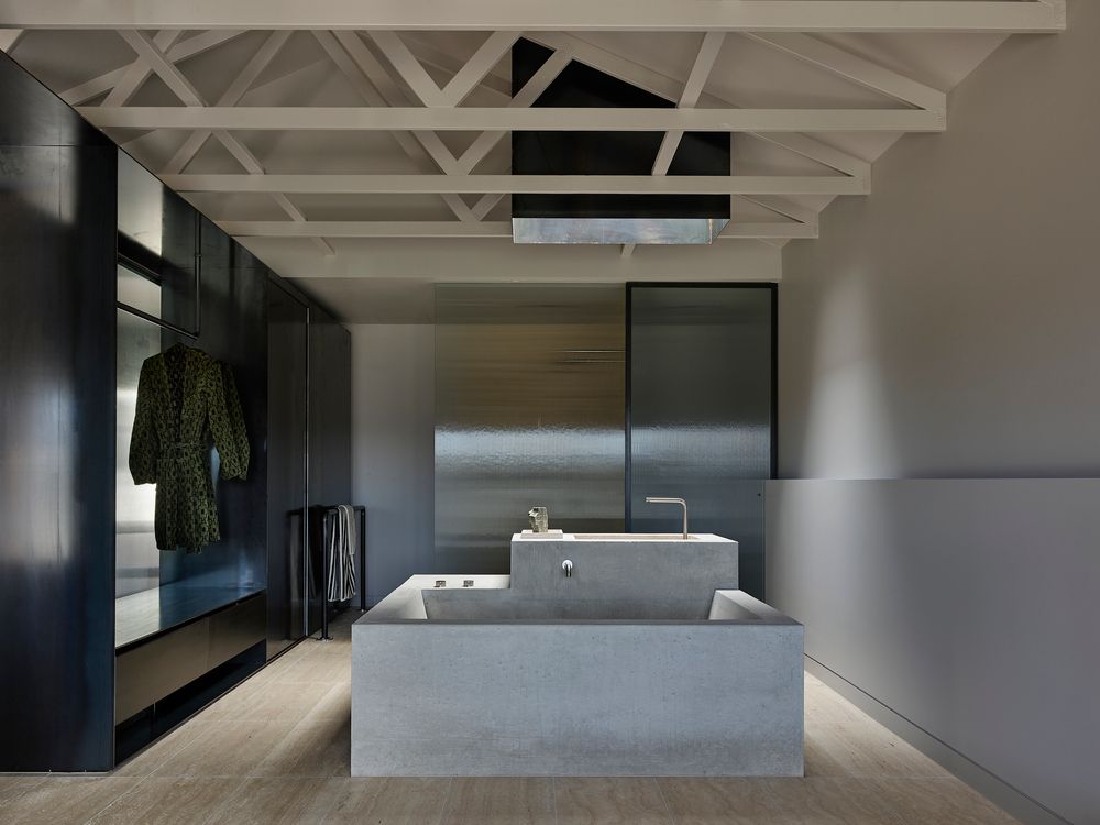 7 Bathroom Designs Where the Bathtub Takes Center Stage site.co-architecture.com/articles/7-bat…