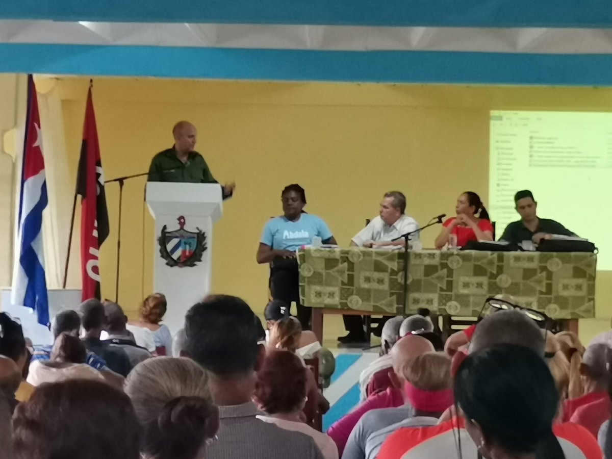 MellaAsamblea's tweet photo. #Mella,#SantiagodeCuba. Primer Secretario del PCC y  Gobernadora bra en la provincia  intercambian con máxima Drc del mcpio, Secretarios de núcleos PCC y  factores del territorio temas tratados:déficit de combustible, situación energética y producción de alimentos.#JuntosXCuba https://t.co/xect0y2dZK