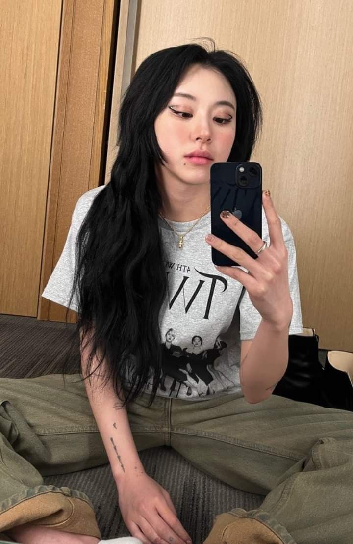 nonapaper's tweet photo. Mirror selfie 🤳
#CHAYEOUNG #THE8 #MINGHAO
#chaeeisa #chaehao https://t.co/KJNKsdh2qN