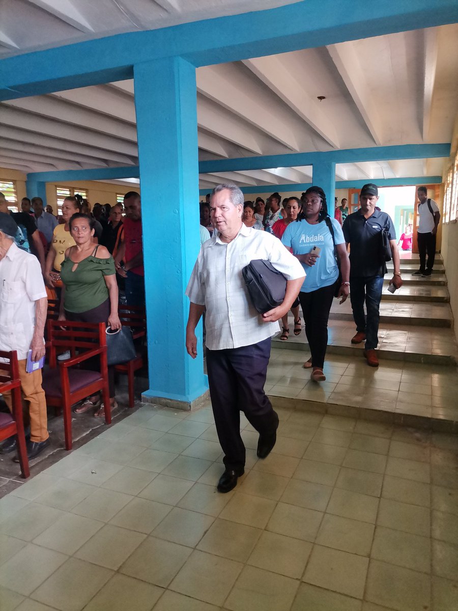 MellaAsamblea's tweet photo. #Mella,#SantiagodeCuba. Primer Secretario del PCC y  Gobernadora bra en la provincia  intercambian con máxima Drc del mcpio, Secretarios de núcleos PCC y  factores del territorio temas tratados:déficit de combustible, situación energética y producción de alimentos.#JuntosXCuba https://t.co/xect0y2dZK