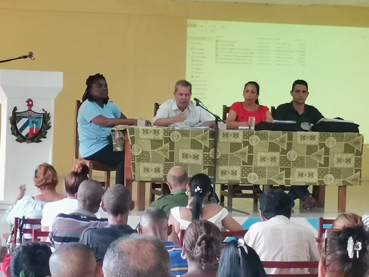 MellaAsamblea's tweet photo. #Mella,#SantiagodeCuba. Primer Secretario del PCC y  Gobernadora bra en la provincia  intercambian con máxima Drc del mcpio, Secretarios de núcleos PCC y  factores del territorio temas tratados:déficit de combustible, situación energética y producción de alimentos.#JuntosXCuba https://t.co/xect0y2dZK