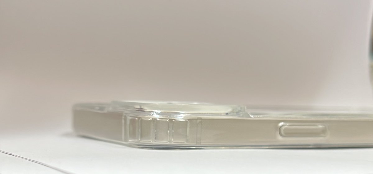 power_fix's tweet photo. iPhone15やiPhone15 proのケース入荷してます。

クリアでシンプルだけどMagSafeに対応。

背面は硬質のPC素材で側面はTPUで全面保護

カメラレンズを守るようなデザインになってます。

お値段980円です。 https://t.co/pfahehH5fR