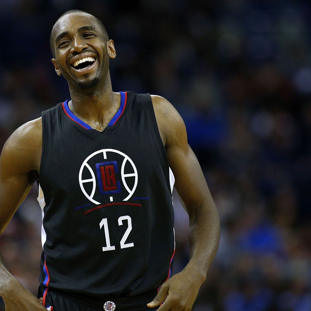 nyobelipot's tweet photo. Grand tu quittais la NBA pour venir jouer la coupe d’Afrique dans des salles de basket de gymnase.

Nous ne t’avons pas dit assez merci pour ce que tu as fait et pour l’opportunité que tu as donné à certains ingrats qui disent jouer pour les fans.

Comme ce sont les fans qui sont venus le retirer à Yaoundé 🙄

On ne remercie pas assez des grands frères comme toi qui avez rendu des familles riches et nous avez fait rêvé qu’il était possible pour nous petits camerounais de flirter avec le sommet du basket.