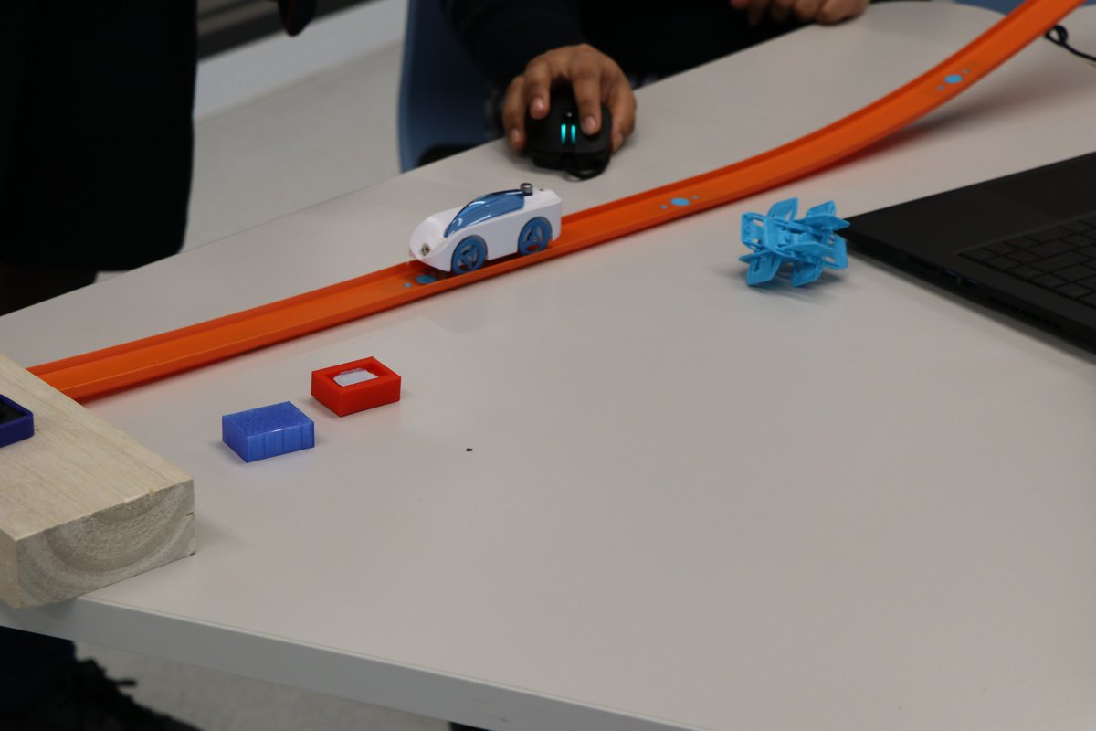 Casey Grammar's Year 11 students embarked on an engaging journey through our new VCE Physics program, with a captivating lesson on Hooke's Law this past Wednesday.