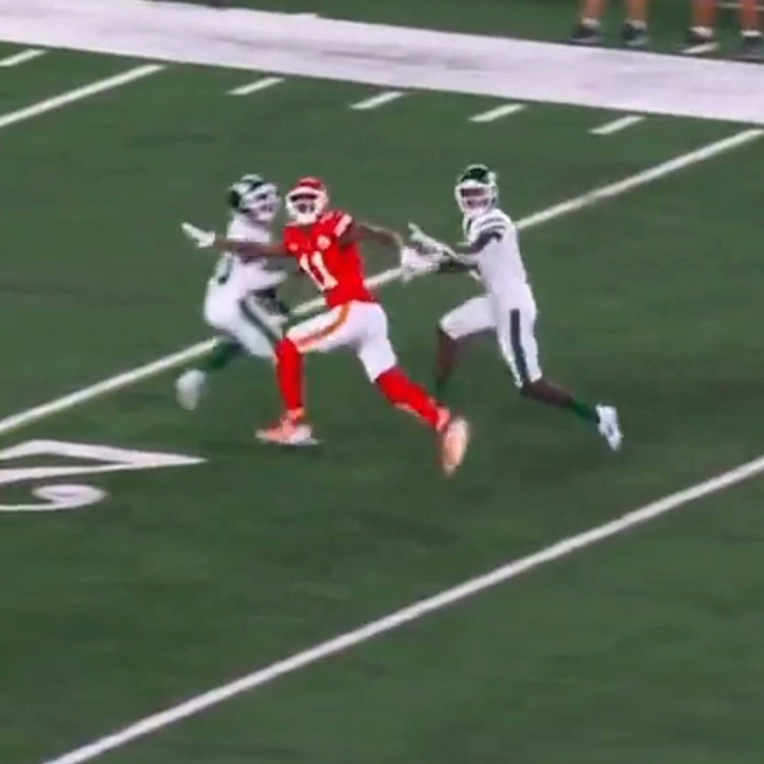 NFL_DovKleiman's tweet image. Trending: #Dolphins WR Tyreek Hill says the #Chiefs got saved by the refs against the #Jets just like they got saved by the refs in the Super Bowl against the #Eagles, via @cheetah_podcast

brobible.com/sports/article…

"The Chiefs got saved like that last year for real though,…