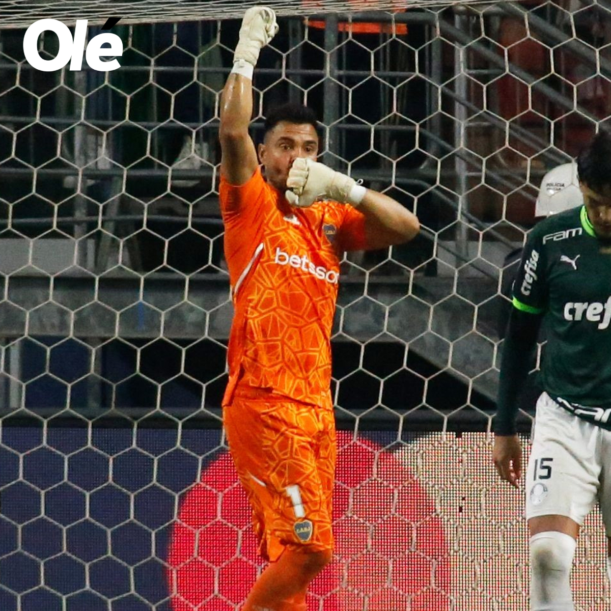 DiarioOle's tweet photo. 🧤🔝 HÉROE OTRA VEZ: CHIQUITO ROMERO 🔵🟡 https://t.co/u9YBLmg8zf
