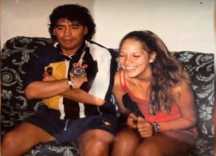 futnostalgico's tweet photo. Maradona vestindo uma camisa metade Corinthians e metade Boca em 2000.

Nostálgico! https://t.co/3T1qnNs5jR