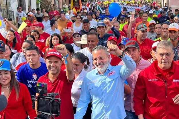 Revolucionarios tomaron las calles de La Asunción en respaldo al presidente Maduro shre.ink/nvqm #PsuvEnLaCalle