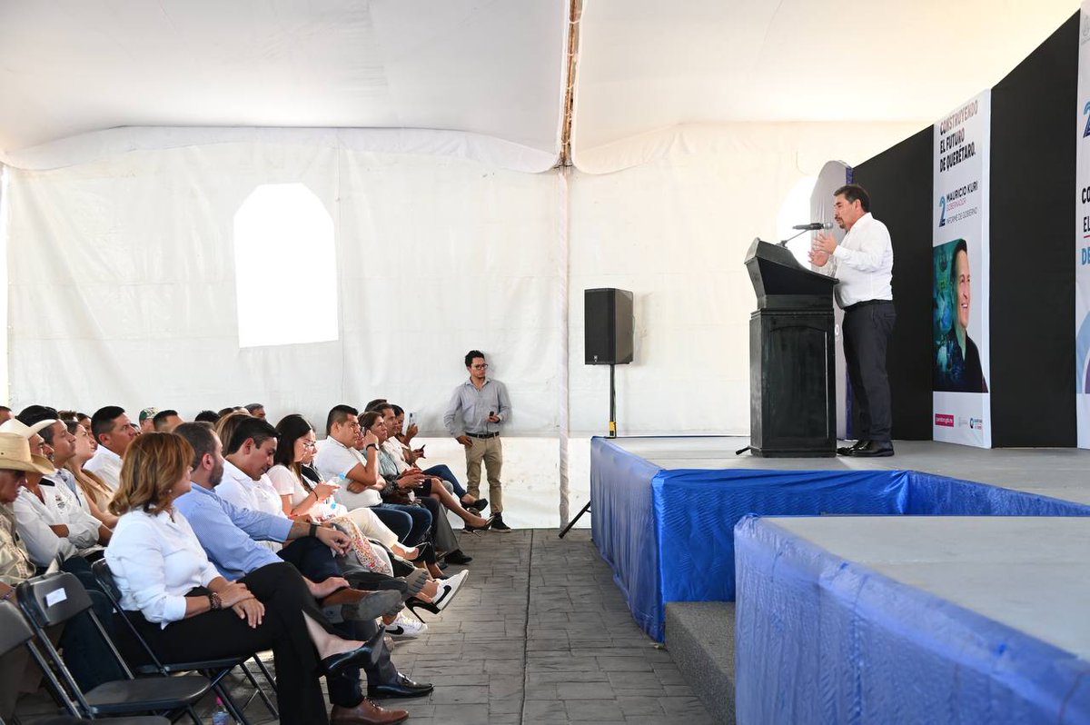 CEI_Qro's tweet photo. La titular de la @CEI_Qro, @SoniaScarrillo acompañó al titular de la @SDUOPQro, @FernandoGzl_ a la difusión del #2doInformeQRO del gobernador @makugo 

#ConstruyendoElFuturoDeQuerétaro https://t.co/igx23GYhc3