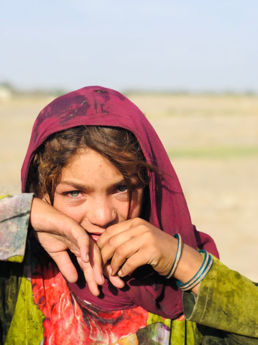 غربت وهلي زنده ګۍ کې یې هر څه ښکلي دي
ټـــــوله نــــړۍ کې پښـــــتانه ښـــــکلي دي