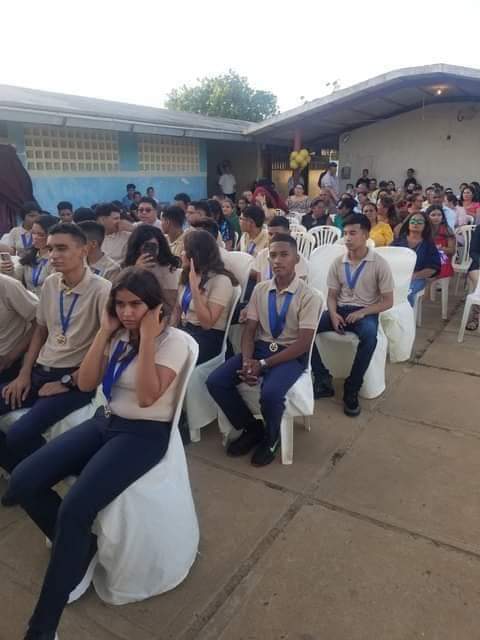 Gracias Dios por permitirme culminar una etapa más en mi vida gracias a mis Padres, Familiares, Amigos y Profesores que siempre estuvieron apoyando en todo momento ahora sí puedo decir soy Bachiller de la República Bolivariana de Venezuela.