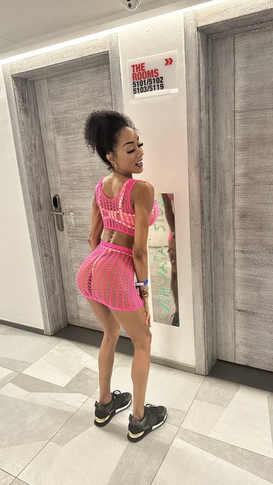 #IbizaClosing2023 🫶🏽. Pink to make you wink 😉 🩷😜 https://t.co/LAcUxgC8YI<a href="/tag/ibizaclosing2023"class="tags">#IbizaClosing2023</a>