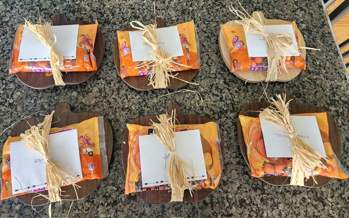 The pumpkin lazy susans are done and getting shipped out tomorrow! ❤️ 🎃❤️ 

✨️Etsy link is in my bio✨️

#simplysparklystudio #lazysusan #pumpkin #closinggift #housewarminggift #housewarming #thankyougifts #etsy #etsyseller #etsyshop #customorder