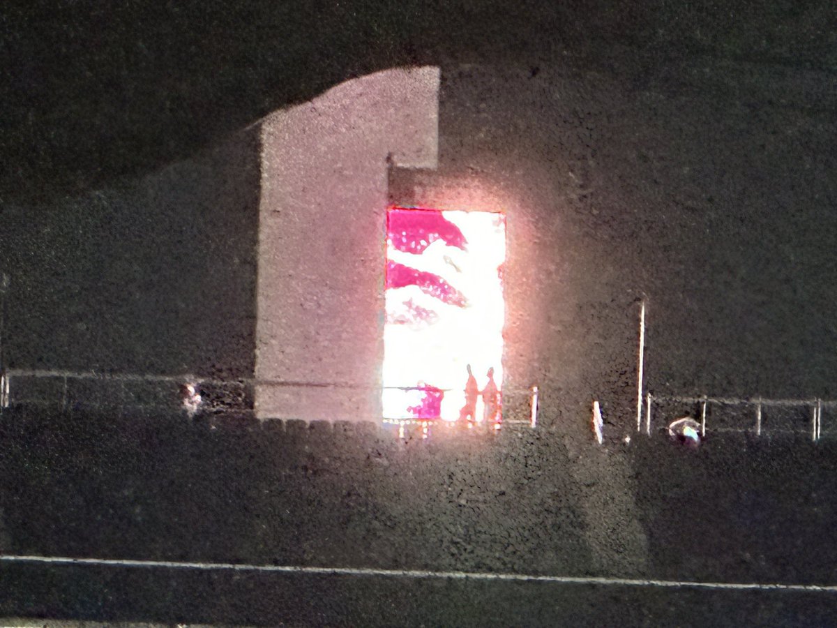 Hey SoFi Stadium, turn off that 3 story tall LED screen on the upper balcony behind the Pink! stage.  It’s ruining the view. #sofi #pink #LEDabuse