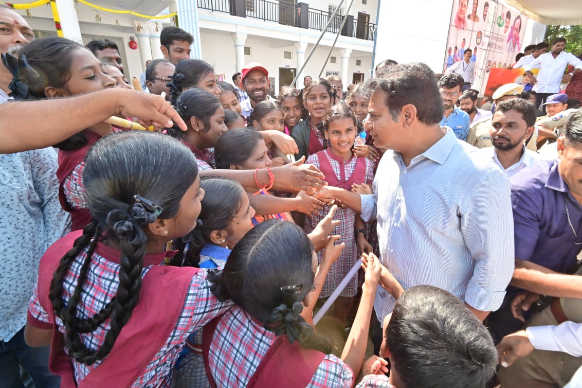 The Telangana government has introduced a new humanitarian initiative – the CM's Breakfast Scheme.

This scheme, envisioned by Chief Minister KCR, aims to provide high-quality and nutritious breakfast to students attending government schools across the State. 

Minister <a href="/KTRBRS/">KTR</a>