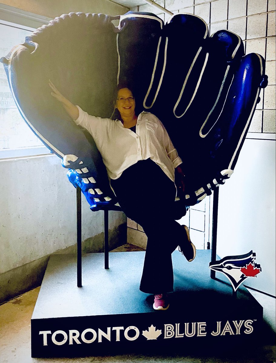SweeteRae's tweet image. When your boss tells you to go sit … you sit. And you smile. Because she is the best boss everrrr!!!
#takemeouttotheballgame #executivelife #workinglife #spoiled