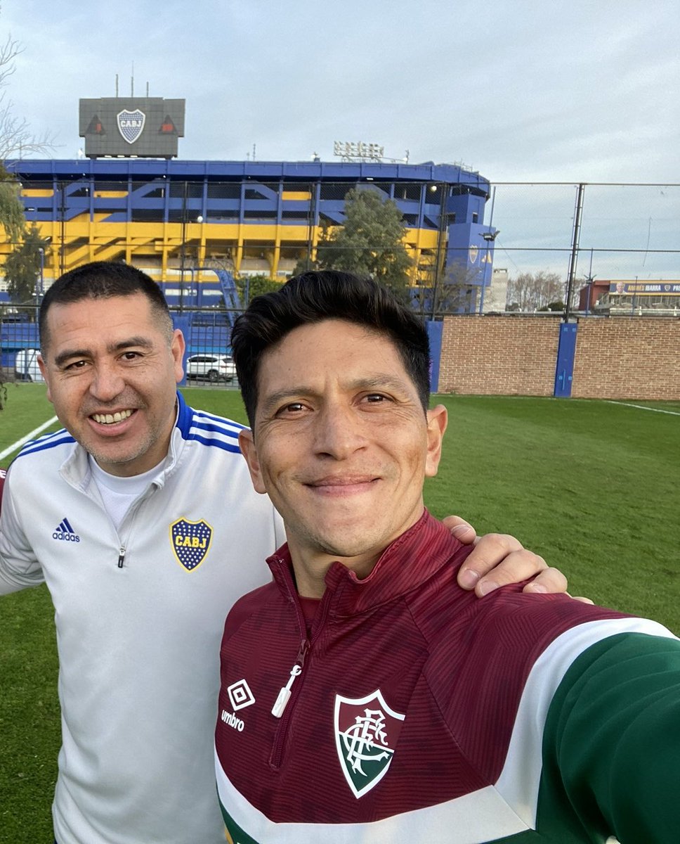 Soñando en dos amores
Tengo el alma encadenada en dos pasiones
Tengo al corazón cautivo en dos prisiones
Perdido
Undido
En 2 te quiero 
Sin saber a cual amor le soy sincero
Dividiendo un solo sueño diariamente
En dos partes
En dos amores voy perdido
Perdoname pero no sé qué hacer
